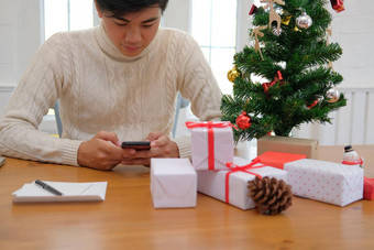 男人。移动聪明的电话圣诞节装饰圣诞节一年假期庆祝活动