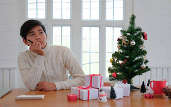 男人。思考沉思的表达式圣诞节装饰圣诞节一年假期庆祝活动
