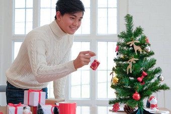 男人。装修圣诞节树圣诞节一年假期庆祝活动
