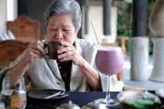 上了年纪的高级老女人喝咖啡茶成熟的退休生活方式