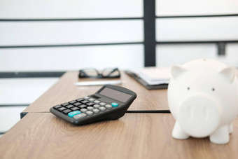 计算器小猪银行桌子上会计储蓄业务金融