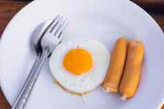 有营养的早餐香肠蛋健康