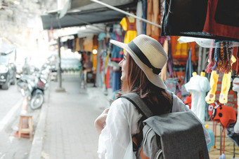 女人旅行者旅游旅行走街旅程旅行旅行概念
