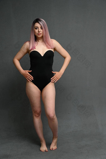 完整的长度照片大大小女人泳衣灰色的背景前面视图