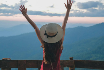 女人旅行者旅游旅行参观具有里程碑意义的旅程旅行旅行概念