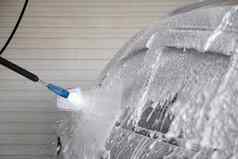 肥皂洗涤剂泡沫应用程序过程洗在室内自助服务洗车站