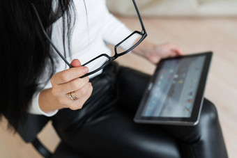 年轻的业务女孩解决了问题在线平板电脑年轻的女人聊天虚拟在线会议概念沟通办公室在线工作