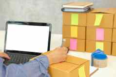 启动业务老板写作地址纸板盒子女人卖方准备包裹盒子交付在线销售电子商务概念