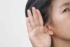 中间岁的女人听力损失硬听力