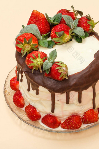 自制的巧克力蛋糕装饰新鲜的草莓玻璃板