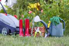 电草坪上割草机橡胶靴子花园工具草