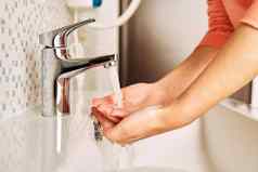 女孩洗手肥皂防止冠状病毒