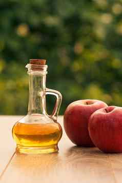 苹果醋玻璃瓶新鲜的红色的苹果