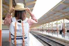 女人背包客旅行者背包火车站旅程旅行旅行概念
