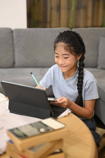 快乐女孩看学习在线虚拟教室电脑平板电脑家庭作业首页电子学习在家教育概念