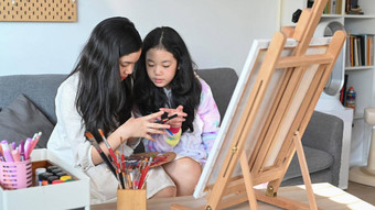 可爱的亚洲女孩绘画<strong>图片</strong>生活房间支出休闲<strong>时间</strong>