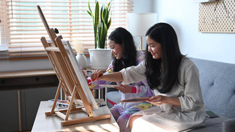 可爱的亚洲女孩享受绘画图片支出休闲时间首页