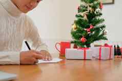 男人。写作圣诞节信问候卡假期祝愿圣诞节装饰