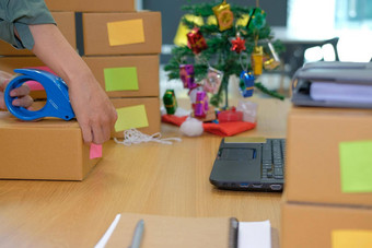 启动业务老板包装纸板盒子男人。卖方准备包裹盒子在线销售电子商务概念