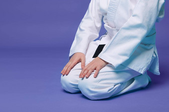 裁剪视图合气道战斗机白色和服实践东方武术艺术孤立的紫色的背景复制空间