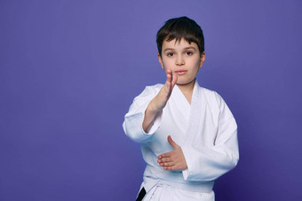 <strong>武术</strong>艺术攻击学校年龄男孩合气道战斗机白色和服孤立的紫色的背景复制空间广告文本