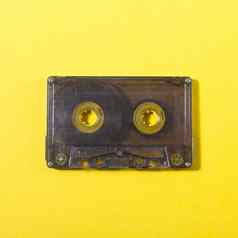 音频紧凑的盒式磁带黄色的背景