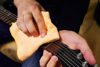 维护音乐的仪器清洁指板吉他字符串