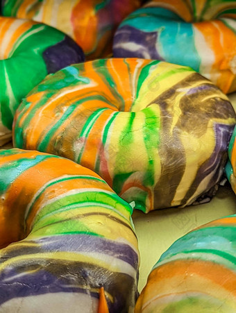 视图各种各样的甜甜圈烘焙表特色甜甜圈彩虹糖衣