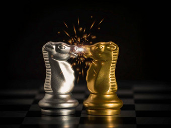 黄金骑士国际象棋面对银骑士国际象棋红色的热飞行火花火国际象棋董事会业务领袖市场目标策略业务竞争成功策略的想法