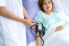 病人血压力测量医院检查护士