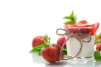 甜蜜的自制的酸奶草莓小时新鲜的草莓玻璃杯