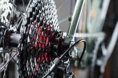 黑色的自行车速度盒式磁带开关链特写镜头配件自行车修复调优