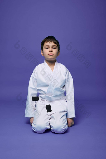 肖像英俊的孩子男孩穿和服坐着合气道的立场紫色的<strong>背景</strong>复制空间文本东方<strong>武术</strong>艺术概念