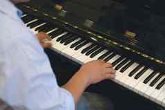 钢琴家男人的手玩计划表演者经典音乐仪器
