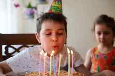 可爱的欧洲男孩吹蜡烛生日蛋糕庆祝生日首页生日聚会，派对概念