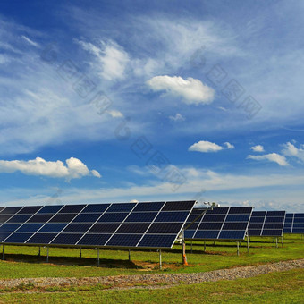 太阳能权力植物概念电生态行业高能源价格美丽的景观阳光明媚的一天蓝色的天空