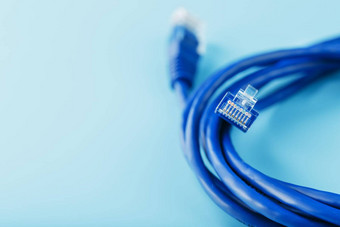 蓝色的双绞线互联网电缆孤立的蓝色的背景以太网绳