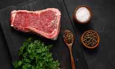 新鲜的生一块牛肉肉西冷牛排黑色的背景前视图大理石的一块肉纽约