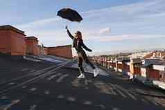 女人伞快乐屋顶圣彼得堡俄罗斯城市景观
