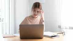 年轻的亚洲女人感觉偏头痛头应变累了过度劳累女商人财务工作移动PC电脑办公室