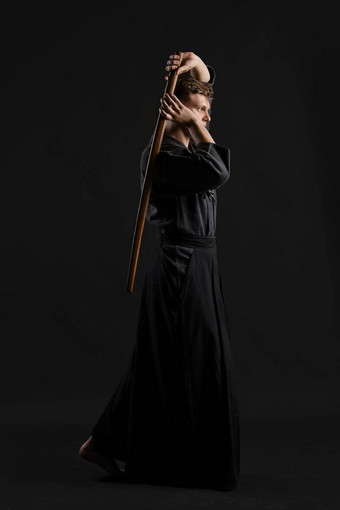 剑道老师穿传统的日本和服练习<strong>武术</strong>艺术shinai竹子剑黑色的工作室<strong>背景</strong>