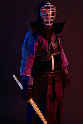 关闭拍摄剑道战斗机穿护甲传统的和服头盔练习武术艺术shinai竹子剑黑色的背景