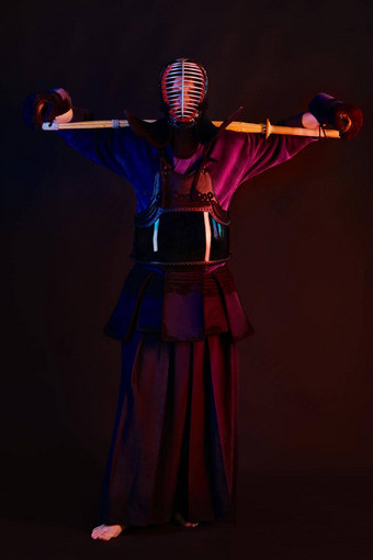 关闭拍摄剑道战斗机穿护甲传统的和服头盔练习<strong>武术</strong>艺术shinai竹子剑黑色的<strong>背景</strong>