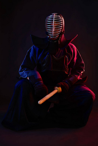 关闭剑道战斗机穿护甲传统的和服头盔坐着练习<strong>武术</strong>艺术shinai竹子剑黑色的<strong>背景</strong>