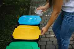 女公园扔塑料袋回收本颜色塑料垃圾箱绿色蓝色的黄色的