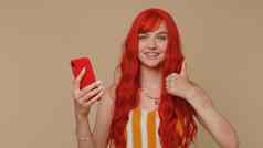 红色头发的人女孩移动电话打字帖子网络短信消息浏览上瘾社会网络
