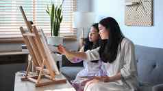 可爱的亚洲女孩绘画图片帆布首页