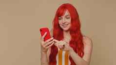 红色头发的人女孩移动电话打字帖子网络短信消息浏览上瘾社会网络