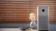 空气净化器前面窗户生活房间新鲜的空气健康的生活空气污染概念