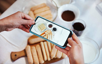 手智能手机相机采取照片成分tiramisu甜点白色桌布背景移动电话生活视图模式